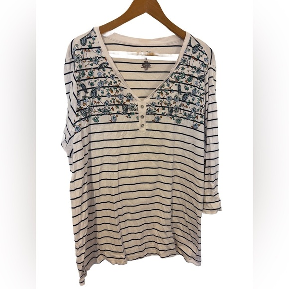 Croft & Barrow Tops - Croft & Barrow White & Navy Blue striped women's 3/4 sleeve Floral V-neck top